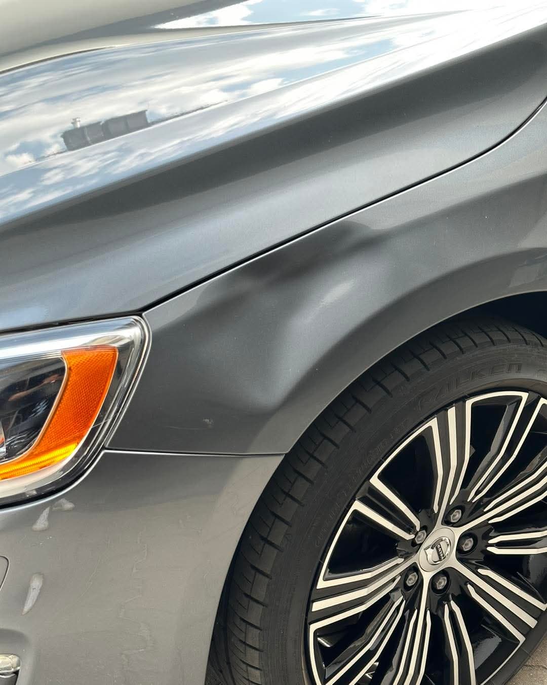 Wgniecenie błotnika - przed naprawą